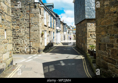 Eine malerische malerische Straße im Mousehole Dorf in Cornwall. Stockfoto