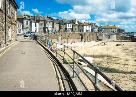 Mousehole Dorf und Hafen in Cornwall. Stockfoto