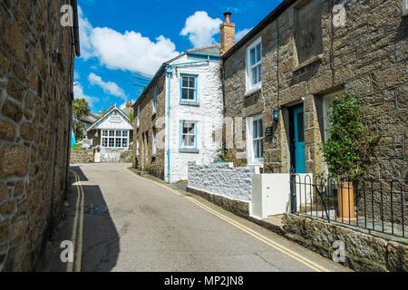 Eine malerische Gasse in Mousehole Dorf in Cornwall. Stockfoto