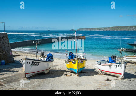 Kleine Fischerboote auf der helling an Sennen Cove in Cornwall. Stockfoto