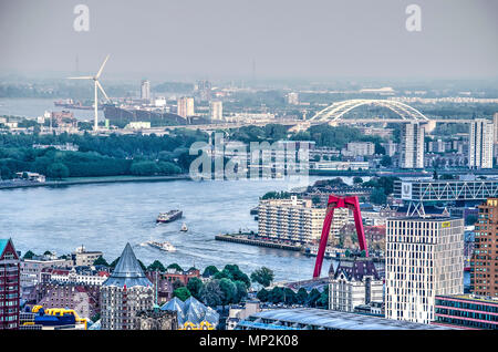 Rotterdam, Niederlande, 11. Mai 2018: Blick von der Mitte in Richtung souteastern mit Willems und Van Brienenoord Brücken und ein riesiger Wind turb Stockfoto