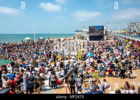 Menschenmassen genießen Sie die königliche Hochzeit auf dem großen Bildschirm in Brighton Beach am Nachmittag. Stockfoto