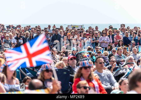 Menschenmassen genießen Sie die königliche Hochzeit auf dem großen Bildschirm in Brighton Beach am Nachmittag. Stockfoto