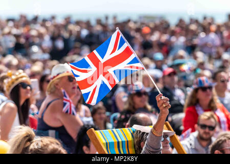 Menschenmassen genießen Sie die königliche Hochzeit auf dem großen Bildschirm in Brighton Beach am Nachmittag. Stockfoto