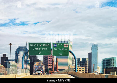 Boston, USA - 29. April 2015: Autos in der Straße an der Boston Skyline, MA, USA. Stockfoto