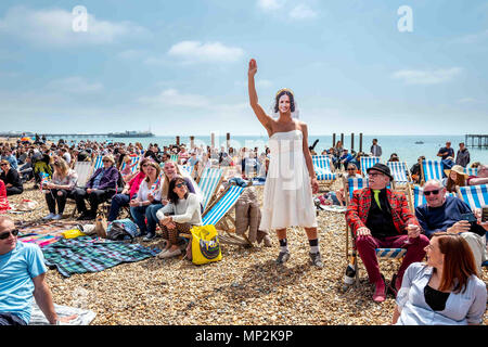 Menschenmassen genießen Sie die königliche Hochzeit auf dem großen Bildschirm in Brighton Beach am Nachmittag. Stockfoto