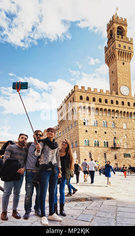 Florenz, Italien - 15. Oktober 2016: Menschen, die selfie am Alten Palast, Palazzo Vecchio auf Platz von Signora, die Piazza della Signoria in Florenz in der It Stockfoto