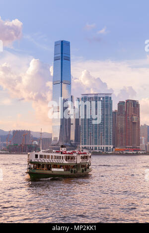 Hongkong - Juli 11, 2017: Passagierfähre geht an das International Commerce Centre Hong Kong City Stockfoto