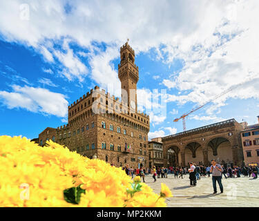 Florenz, Italien - 15. Oktober 2016: Blumen im Alten Palast, Palazzo Vecchio auf Platz von Signora, die Piazza della Signoria in Florenz in Italien im Sommer Stockfoto