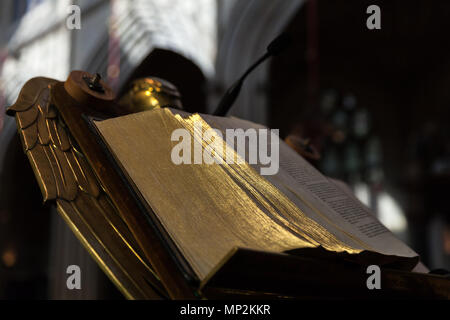 Badewanne, Großbritannien - 2 November, 2017: Offene Bibel mit goldenen Seiten legt in der Abteikirche St. Peter und St. Paul, die gemeinhin als Bath Abbey bekannt Stockfoto