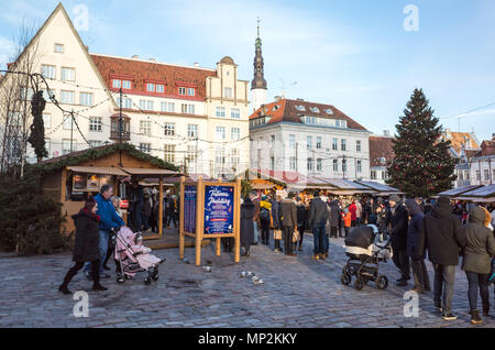 Tallinn, Estland - 31. Dezember Weihnachtsmarkt auf Raekoja plats. Zentrale Rathausplatz der Altstadt von Tallinn mit wenige Touristen Stockfoto