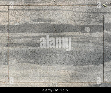 Dreckig außerhalb der Altstadt Terrasse aus Granit Fliesen. Bild von außen Bodenbeläge mit alten grauen mittelalterlichen Gehwegplatten in alten Europäischen mediterrane Stadtzentrum. Stockfoto