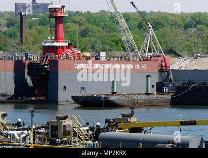 Caddell Dry Dock und Reparatur Co. hat in der Schiffsreparatur tätig seit 1903. Seit 1916 ist es auf der Staten Island Seite der entfernt wurde Töten Stockfoto