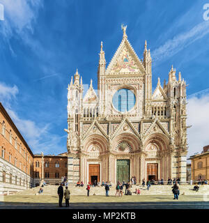 Siena, Italien - Oktober 19, 2016: Die Menschen in der Kathedrale von Siena in der Piazza del Duomo Platz, Toskana, Italien Stockfoto