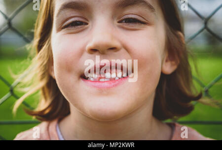 Portrait von Zahnlosen kind Mädchen fehlt Milch- und bleibenden Zähne. Nahaufnahme des junges Zicklein mit Zähnen Lücken und wachsenden bleibenden Zähne und gesundes Zahnfleisch p Stockfoto