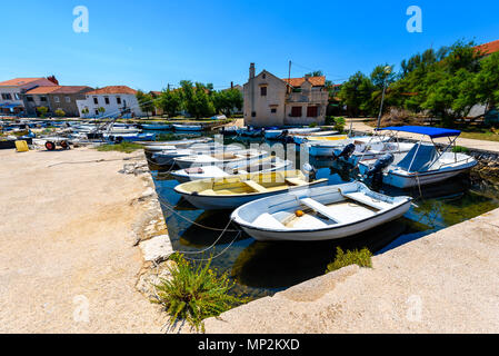 Fischerboote im Hafen oder Port auf Silba, Kroatien. Viele Schiffe und Boote im öffentlichen Anlegestelle Hafen od kleinen mediterranen Dorf in Adria se Stockfoto