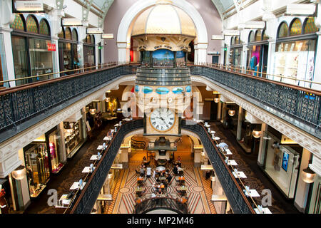 SYDNEY, Australien - 4 April 2018: Shopping Etagen & Die großen australischen Clock im Queen Victoria Building Gebäude Stockfoto