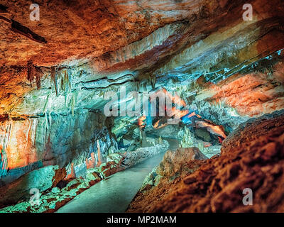 Wundervolle Prometheus Höhle. Stalaktiten und Stalagmiten in der beleuchteten Höhle Stockfoto