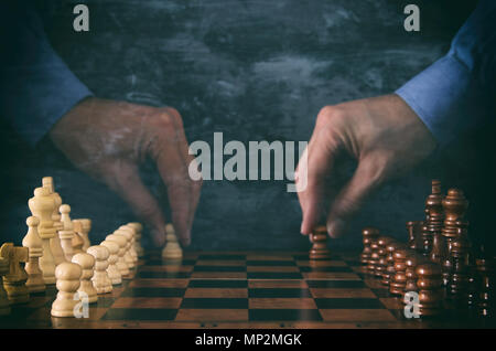 Doppelt belichtete Bild der Geschäftsmann Hand verschieben Abbildung über Schach Schachbrett. Unternehmen, Wettbewerb, Strategie, Führung und erfolg konzept Stockfoto
