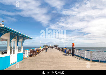 Llandudno Pier, ein historisches Wahrzeichen in den Badeort Llandudno, Great Orme, North Wales, UK, mit Blick auf die Irische See. Stockfoto