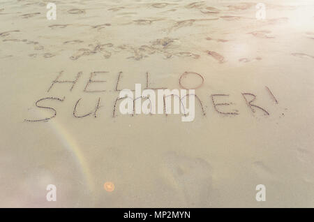 Hallo Sommer am Strand in einer wunderschönen sonnigen Tag geschrieben. Ferienhäuser Nachricht Sign Konzept. Stockfoto