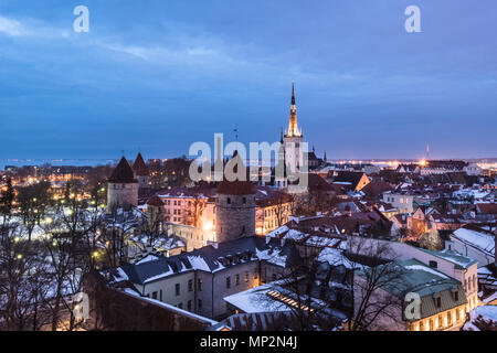 Dämmerung über der Altstadt das Stadtbild mit der St. Olaf Kirche und die mittelalterliche Mauer in Estland Hauptstadt. Stockfoto