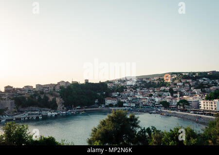 Blick auf die Innenstadt von Ulcinj, Montenegro. Kleiner Strand - Mala Plaza am Abend. Stockfoto