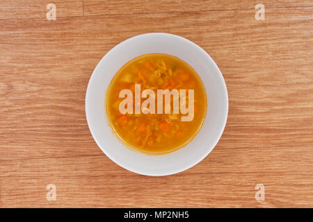 Groat Suppe mit Gemüse auf einem Holztisch Stockfoto