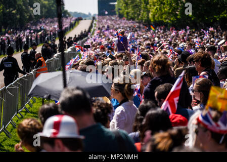 Royal Wedding. Die menschenmassen an der Langen verpackt Spaziergang im Windsor Great Park einen Blick von Megan Markle und Prinz Harry zu fangen. Unterstützer Stockfoto