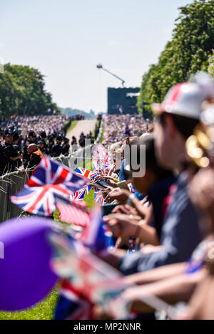 Royal Wedding. Die menschenmassen an der Langen verpackt Spaziergang im Windsor Great Park einen Blick von Megan Markle und Prinz Harry zu fangen. Unterstützer Stockfoto