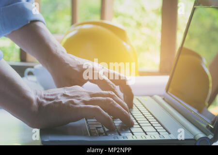 Architekt Ingenieur Konzept arbeiten mit Laptop und Construction Tools oder Sicherheitseinrichtungen auf Tisch. Stockfoto