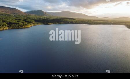 Fliegen um und über Loch Morlich in die Cairngorm National Park in der Nähe der beliebten Stadt Aviemore Stockfoto