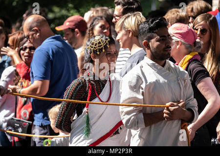 Berlin, Deutschland. 20 Mai, 2018. Die Teilnehmer tragen bunte Kostüme und Kopfbedeckung während er Karneval Parade der Kulturen in Berlin. Credit: Beata Siewicz/Pacific Press/Alamy leben Nachrichten Stockfoto