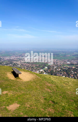 Das Panorama von Worcestershire Beacon, dem höchsten Punkt der Malvern Hills, über die Stadt und die Landschaft von Worcestershire unten, Malvern, Worcestershire, Großbritannien Stockfoto