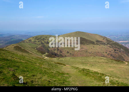 Die Aussicht von Worcestershire Beacon zeigt ein Netz von Wanderwegen, die kreuz und quer durch die Malvern Hills, Worcestershire, Großbritannien Kreuz Stockfoto