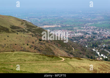 Eine Ansicht von Worcestershire Beacon zeigen einige der Netz der Wanderwege, die kreuz und quer durch die Malvern Hills, Worcestershire, Großbritannien Kreuz Stockfoto