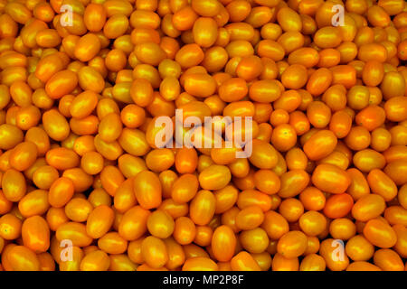 Full Frame lebendige gelb Miniatur plum Tomaten auf Abschaltdruck am Borough Market, London, UK Stockfoto