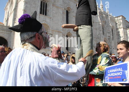 Portugal. 19 Mai, 2018. Die Parade aus der Lissabonner Internacional Maske Festival 2018 mit Masken aus 33 Orten mit dieser uralten Tradition Credit: Mercedes Menendez/Pacific Press/Alamy leben Nachrichten Stockfoto