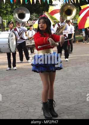 Manila, Philippinen. 20 Mai, 2018. Eine schöne Majorette, führt mit ihrer Band. Credit: Josefiel Rivera/Pacific Press/Alamy leben Nachrichten Stockfoto