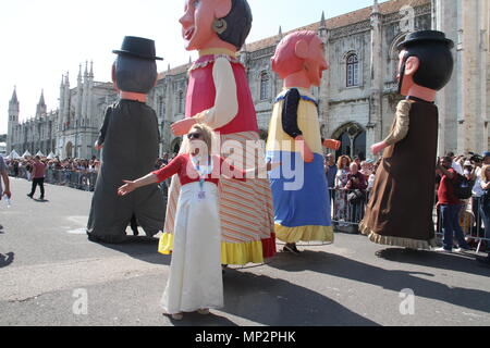 Portugal. 19 Mai, 2018. Die Parade aus der Lissabonner Internacional Maske Festival 2018 mit Masken aus 33 Orten mit dieser uralten Tradition Credit: Mercedes Menendez/Pacific Press/Alamy leben Nachrichten Stockfoto