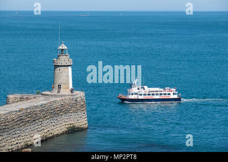 Eine Fähre in Saint Peter Port, Guernsey anreisen, die Menschen von der Insel Herm in den Channel Islands. Stockfoto