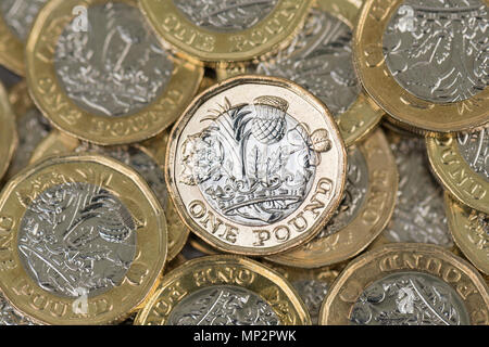 Pound Münze auf Stapel von Pfund Münzen von oben Stockfoto