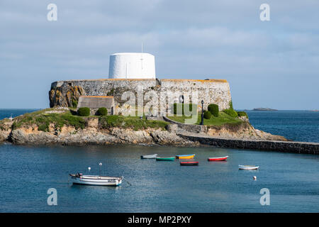 Fort Grey, lokal als "Tasse und Untertasse' bekannt, ein Martello Tower in Rocquaine Bay, Guernsey. Stockfoto