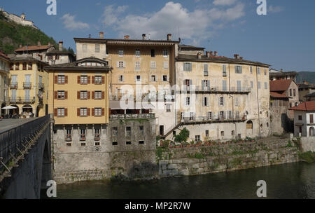 Typische Häuser am Fluss Mastallone in Varallo Sesia, Italien Stockfoto