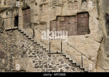 Kunstvoll geschnitzten Stein khatchkars sind in Rock bei Geghard Kloster (Kloster der Speer), Garni, Armenien eingebettet. Stockfoto