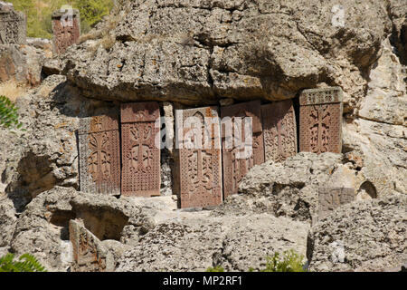 Kunstvoll geschnitzten Stein khatchkars stehen auf einem felsigen Hügel bei Geghard Kloster (Kloster der Speer), Garni, Armenien. Stockfoto