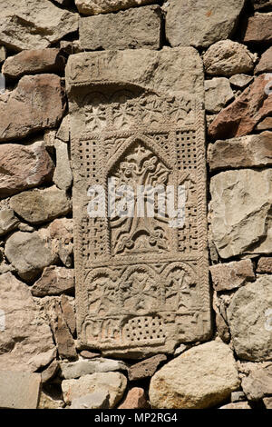 Ein aufwendig geschnitzten Stein khatchkar ist in Stein bei Geghard Kloster (Kloster der Speer), Garni, Armenien eingebettet. Stockfoto