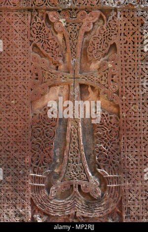 Kunstvoll geschnitzten Stein khatchkar bei Geghard Kloster (Kloster der Speer), Garni, Armenien Stockfoto