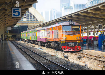 BANGKOK, THAILAND - Mai 04,2017: Züge wartet an einer Plattform von Hauptbahnhof Hua Lamphong in Bangkok während des Tages Stockfoto