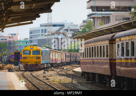 BANGKOK, THAILAND - Mai 04,2017: Züge wartet an einer Plattform von Hauptbahnhof Hua Lamphong in Bangkok während des Tages Stockfoto